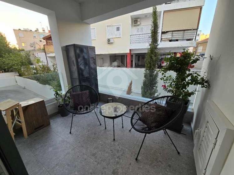 To change image, hover mouse over thumbnails below