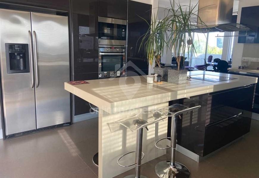 To change image, hover mouse over thumbnails below