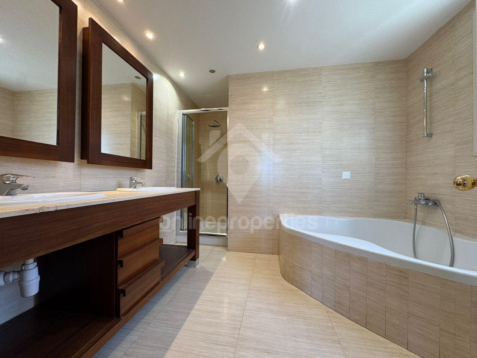 To change image, hover mouse over thumbnails below