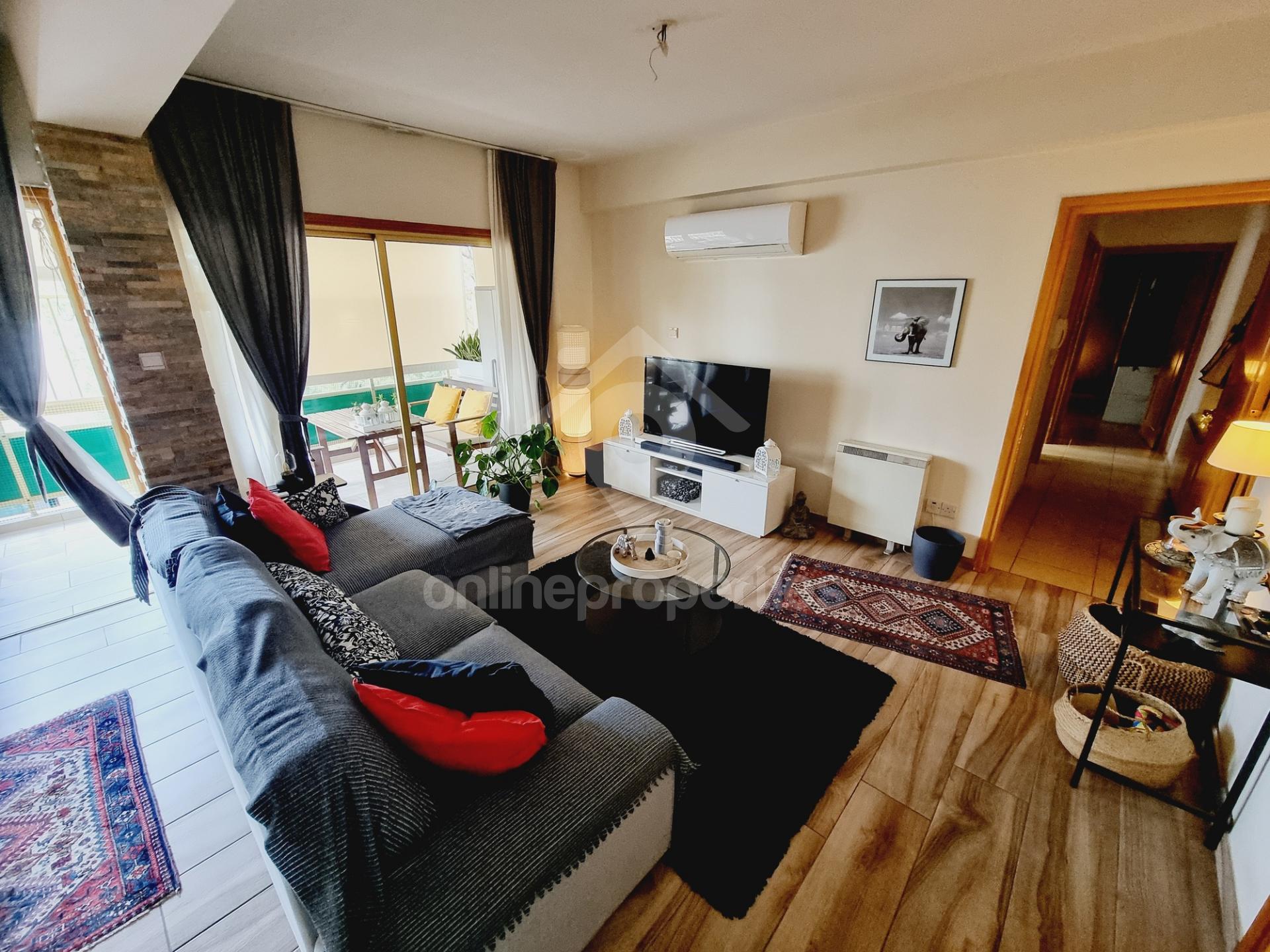 To change image, hover mouse over thumbnails below