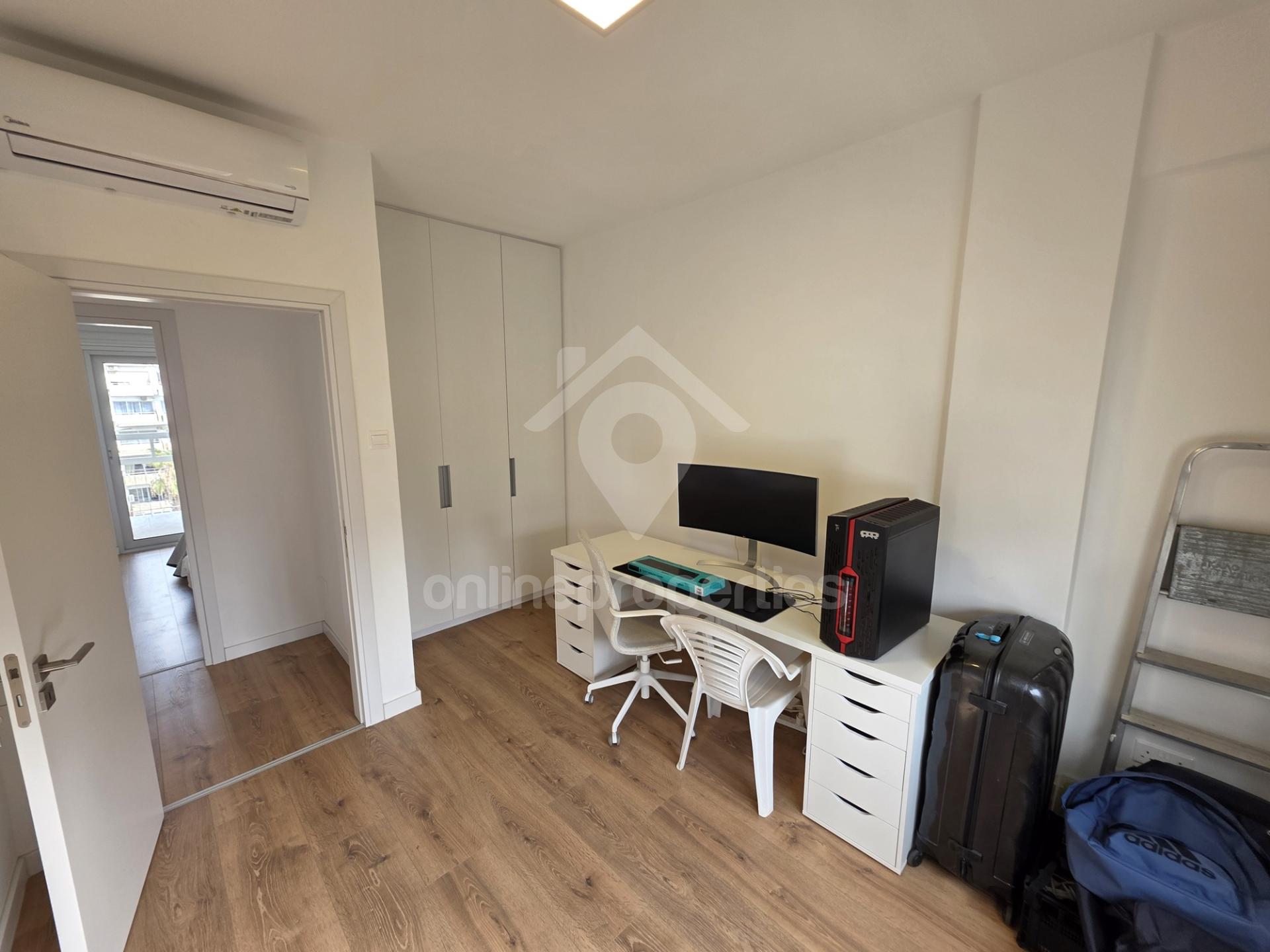 To change image, hover mouse over thumbnails below