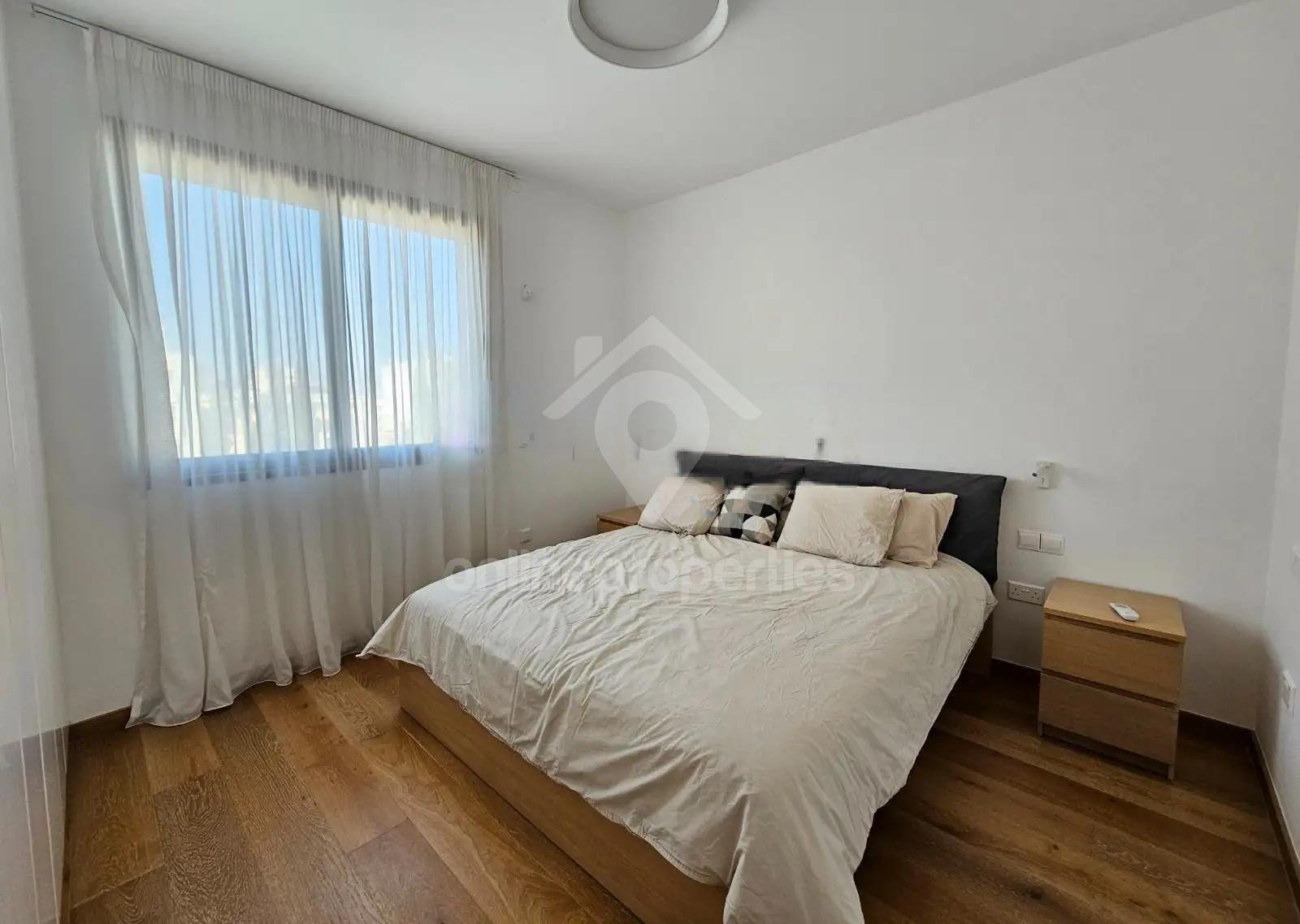 To change image, hover mouse over thumbnails below