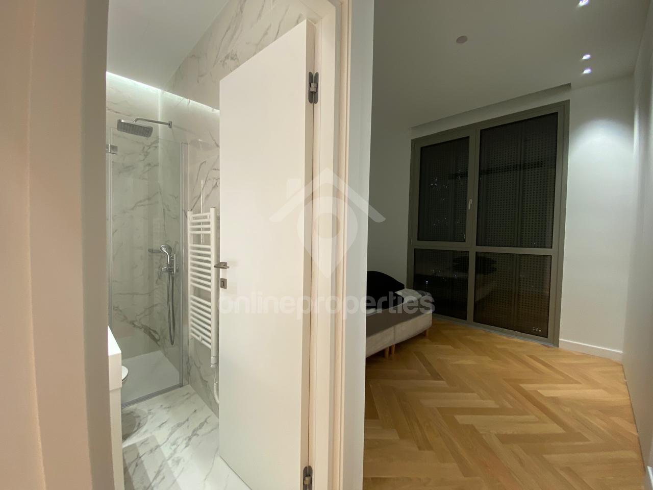 To change image, hover mouse over thumbnails below