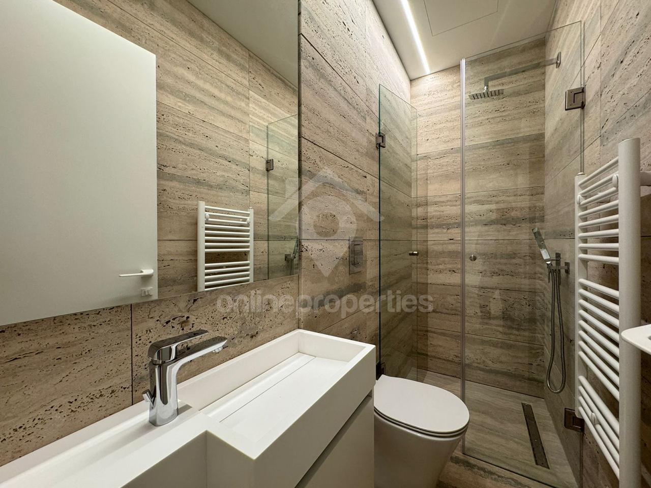 To change image, hover mouse over thumbnails below