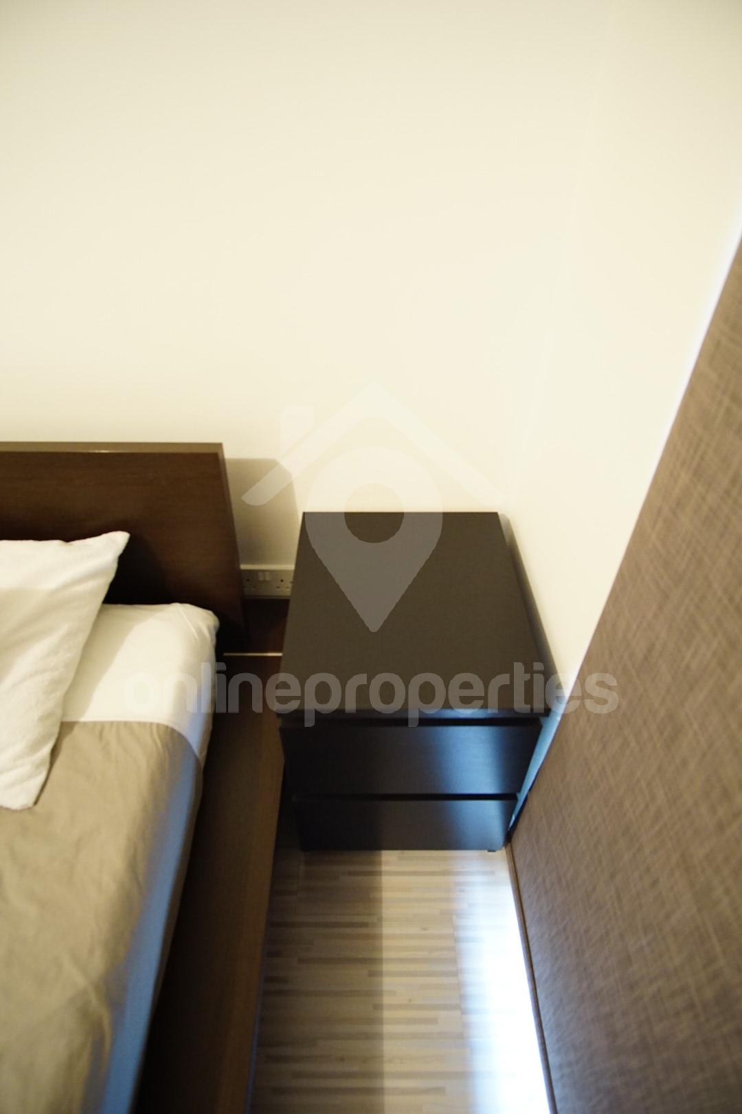 To change image, hover mouse over thumbnails below