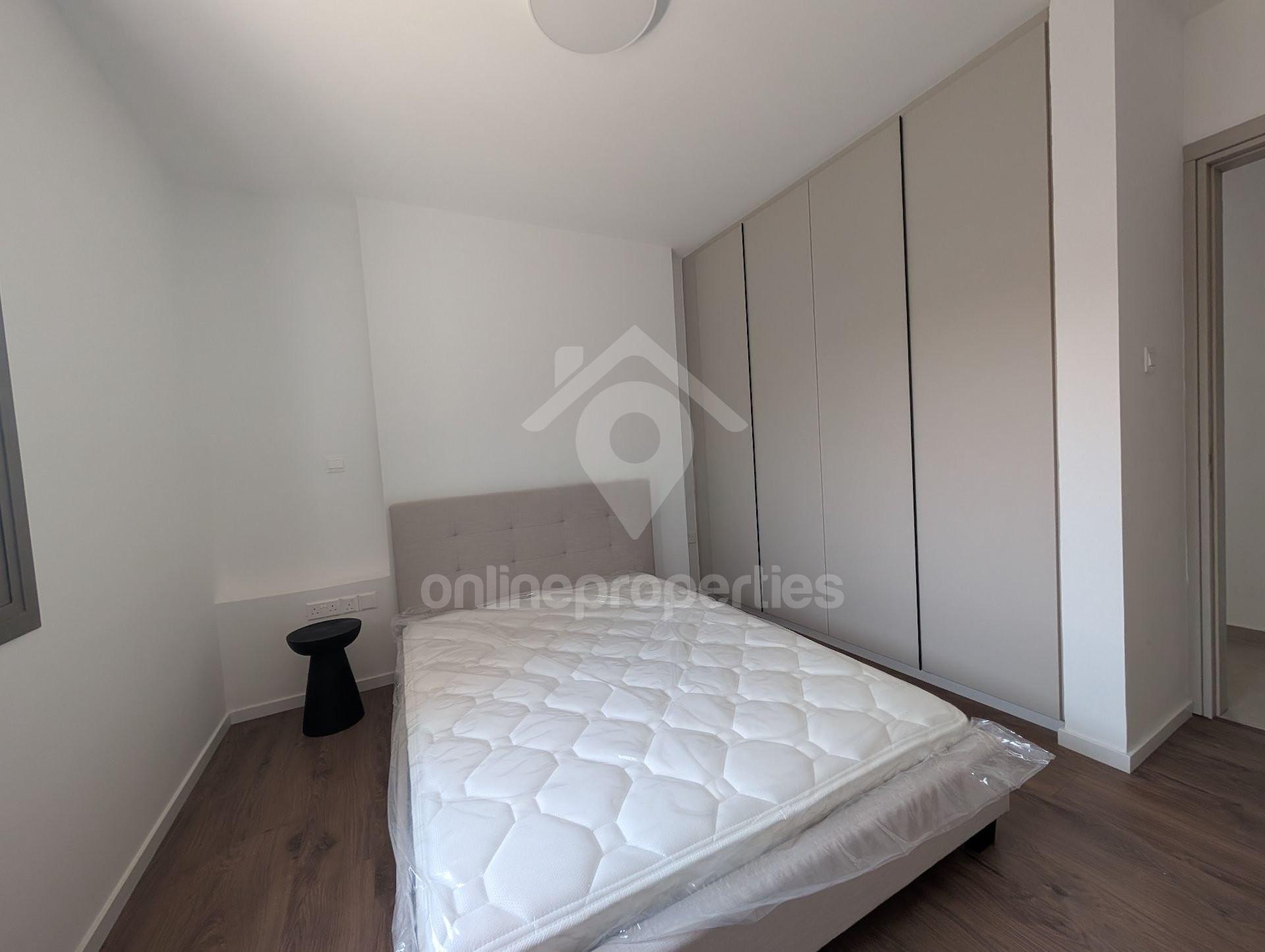 To change image, hover mouse over thumbnails below