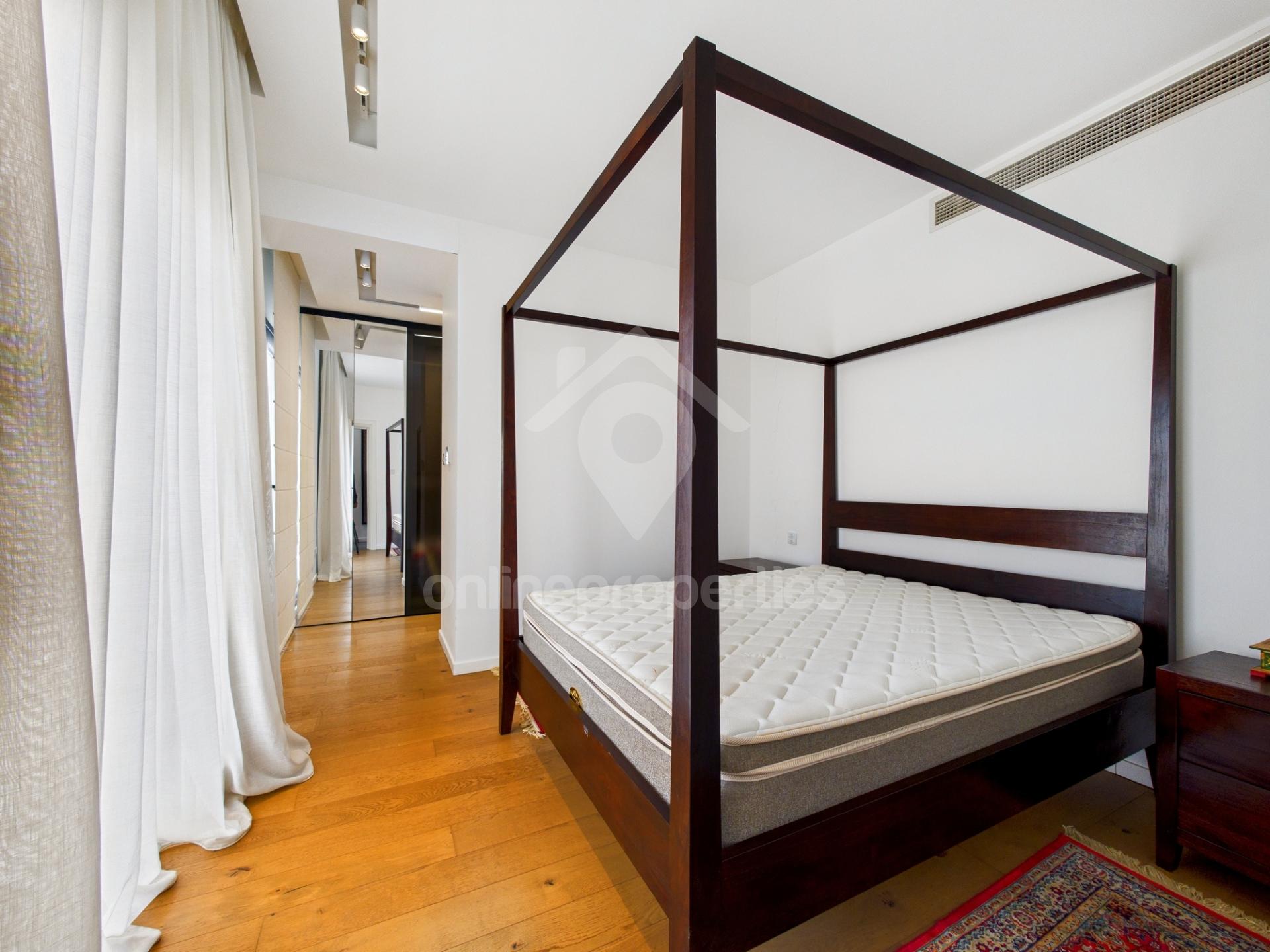 To change image, hover mouse over thumbnails below