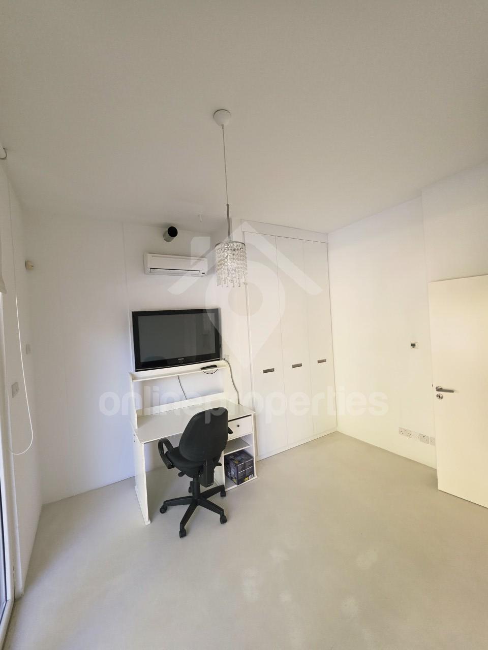 To change image, hover mouse over thumbnails below