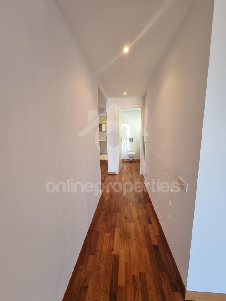 To change image, hover mouse over thumbnails below