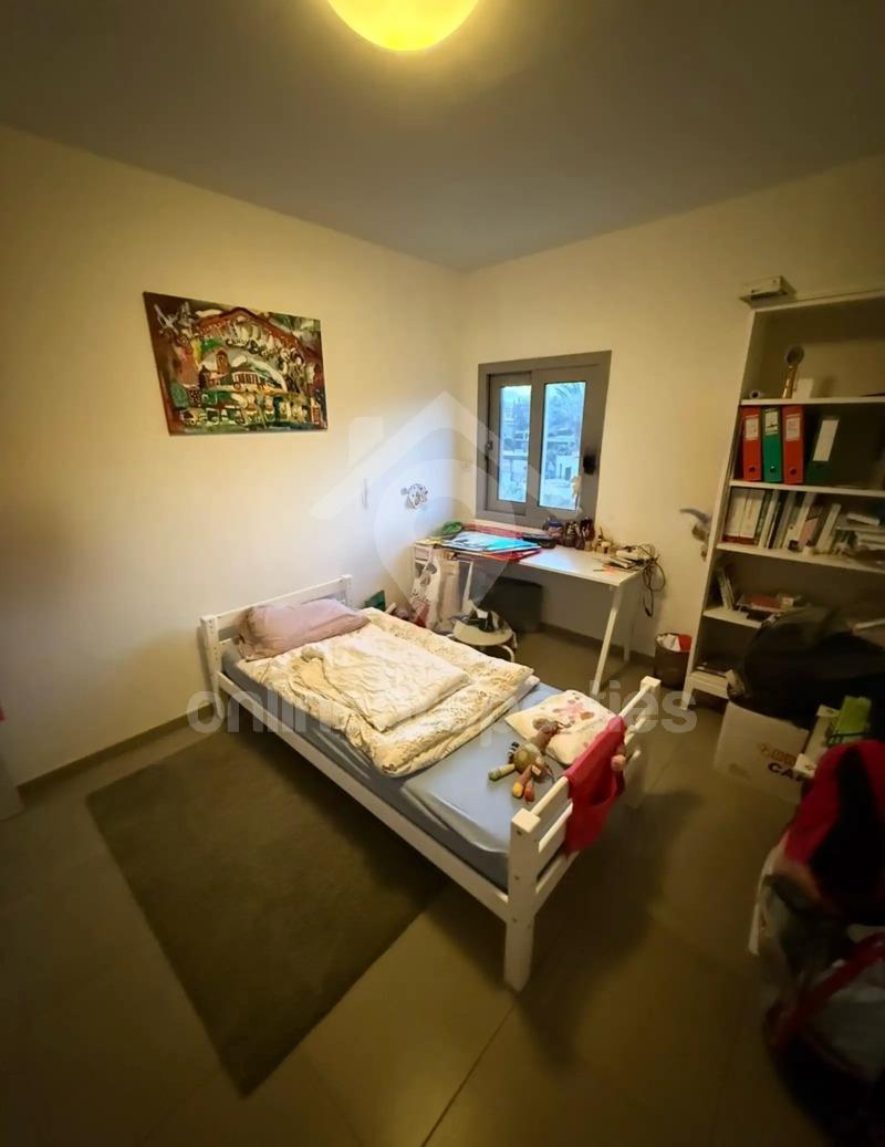 To change image, hover mouse over thumbnails below