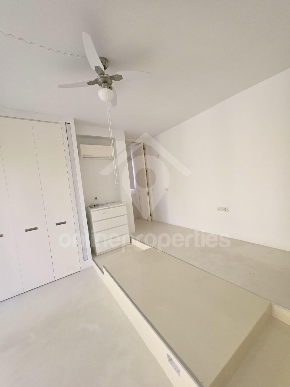 To change image, hover mouse over thumbnails below