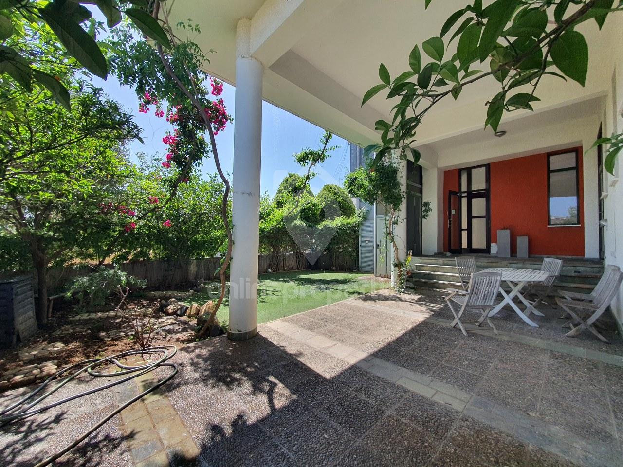 To change image, hover mouse over thumbnails below