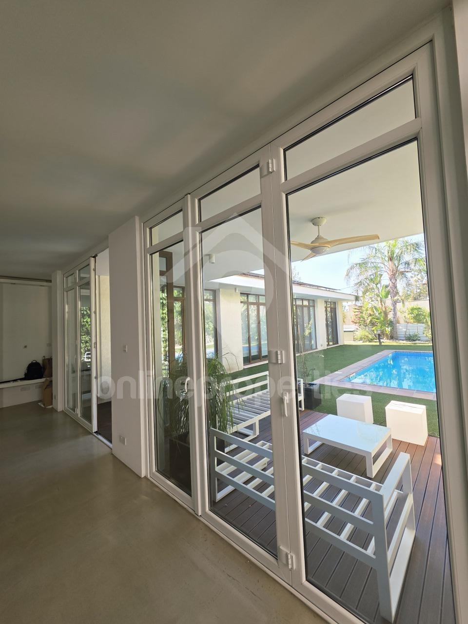 To change image, hover mouse over thumbnails below