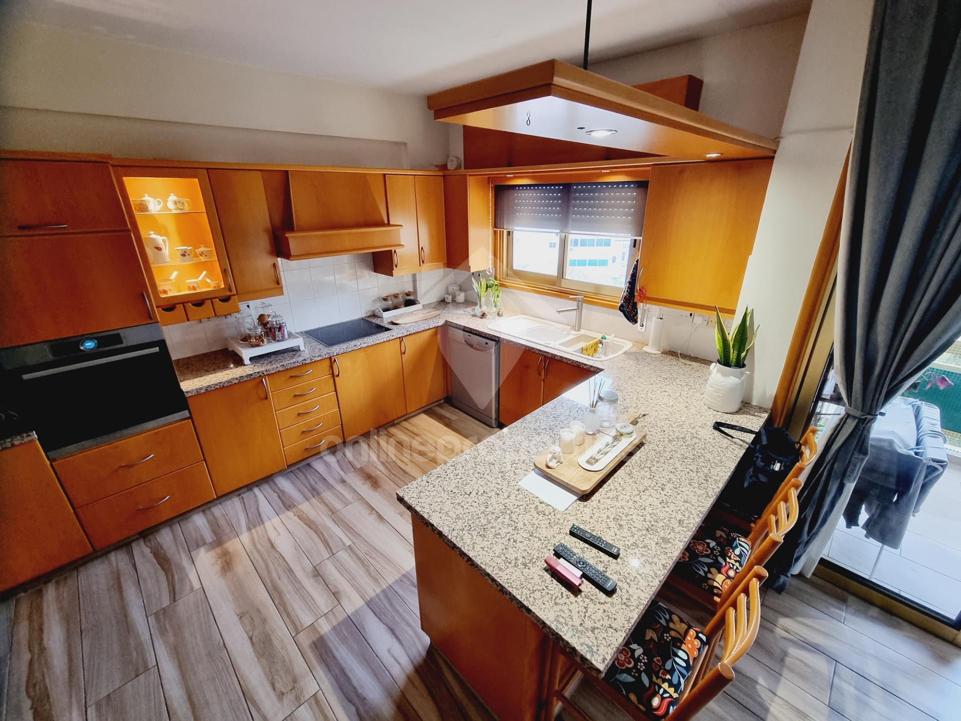 To change image, hover mouse over thumbnails below