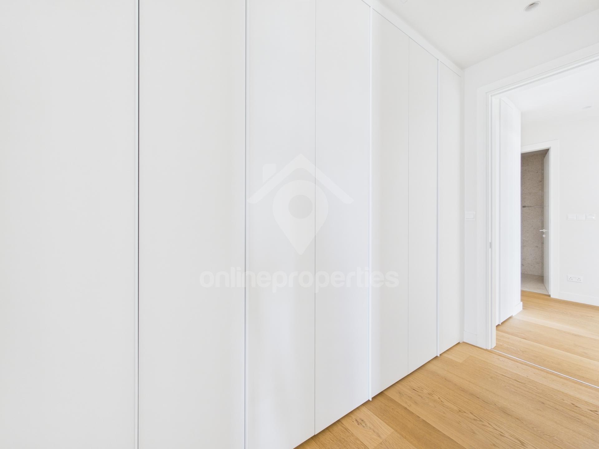 To change image, hover mouse over thumbnails below