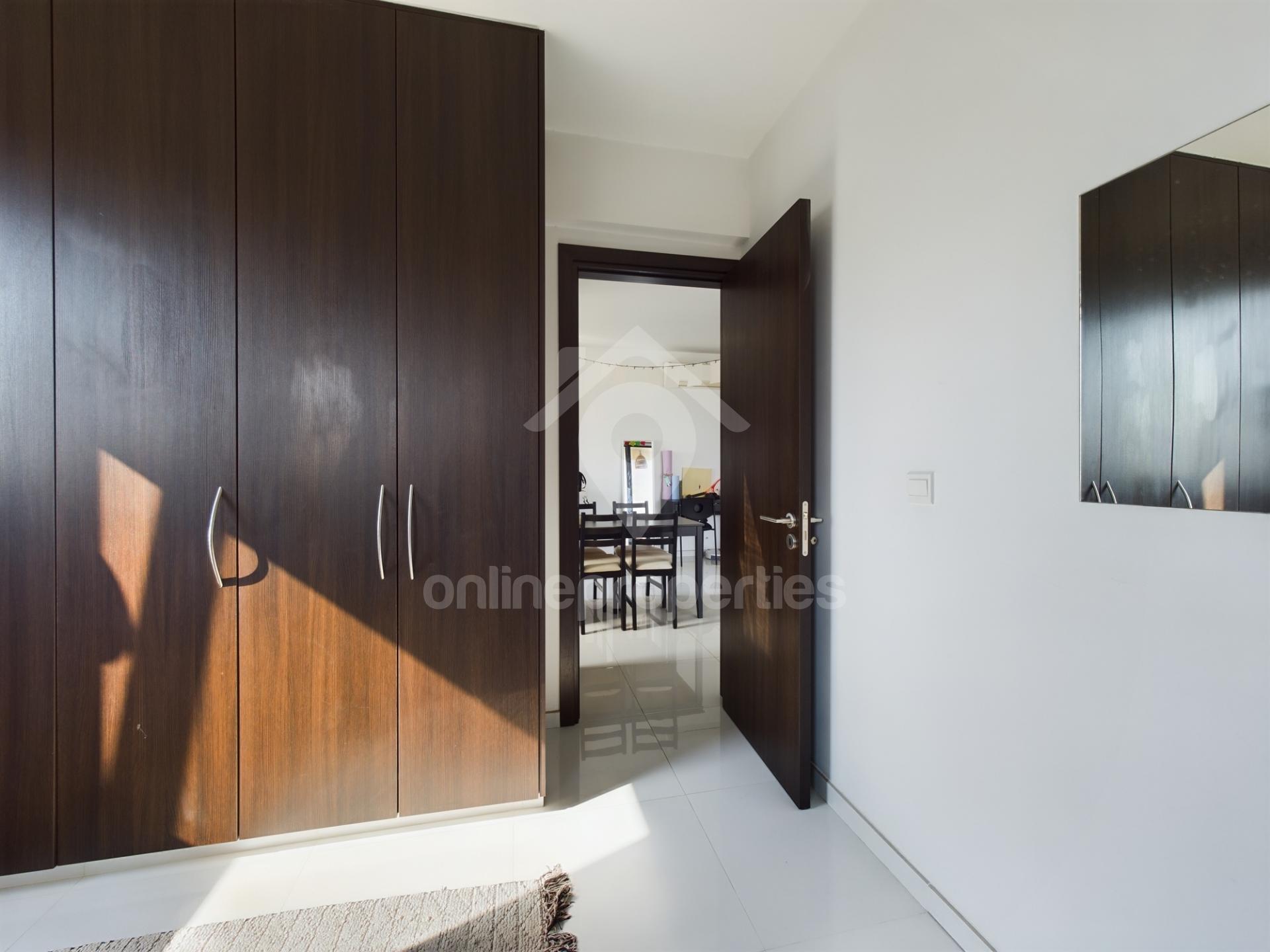 To change image, hover mouse over thumbnails below