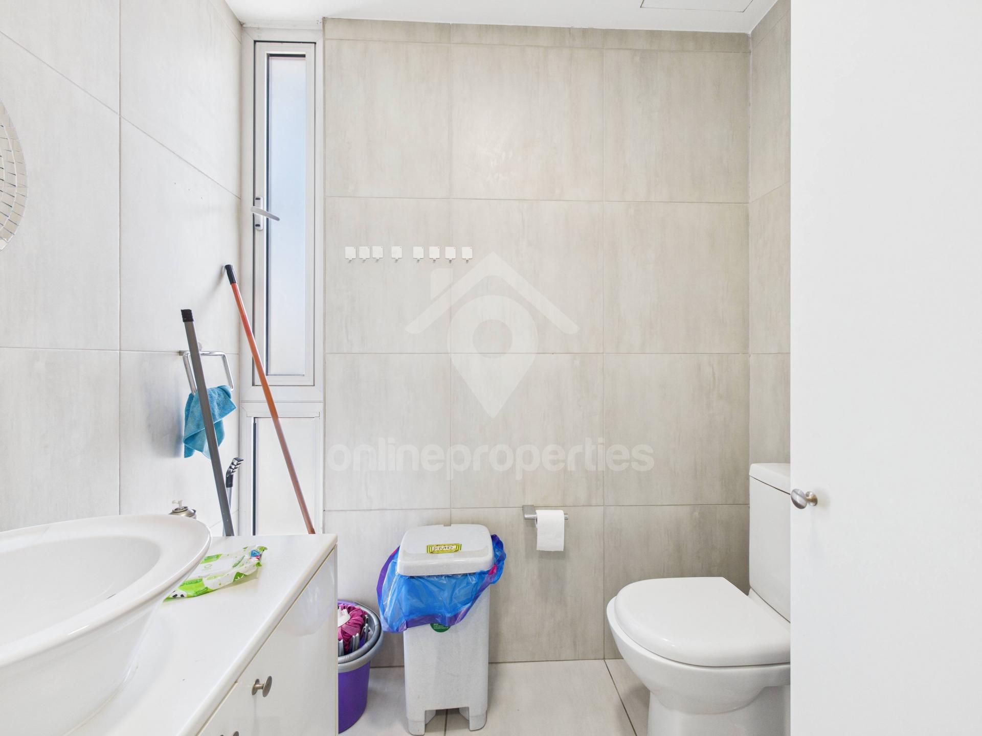 To change image, hover mouse over thumbnails below