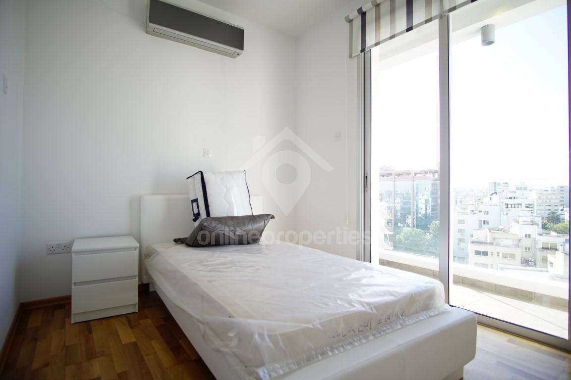 To change image, hover mouse over thumbnails below