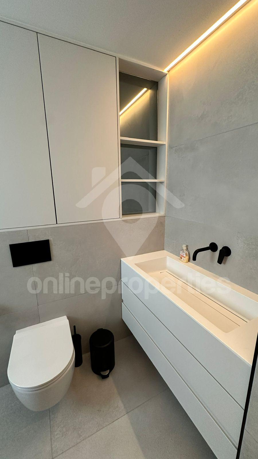 To change image, hover mouse over thumbnails below