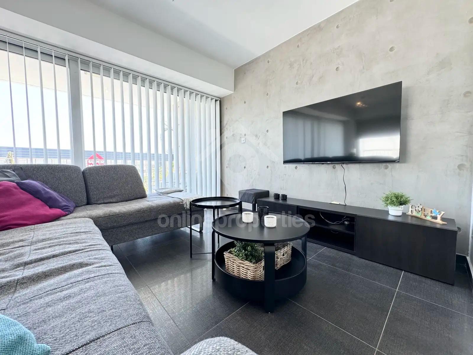 To change image, hover mouse over thumbnails below