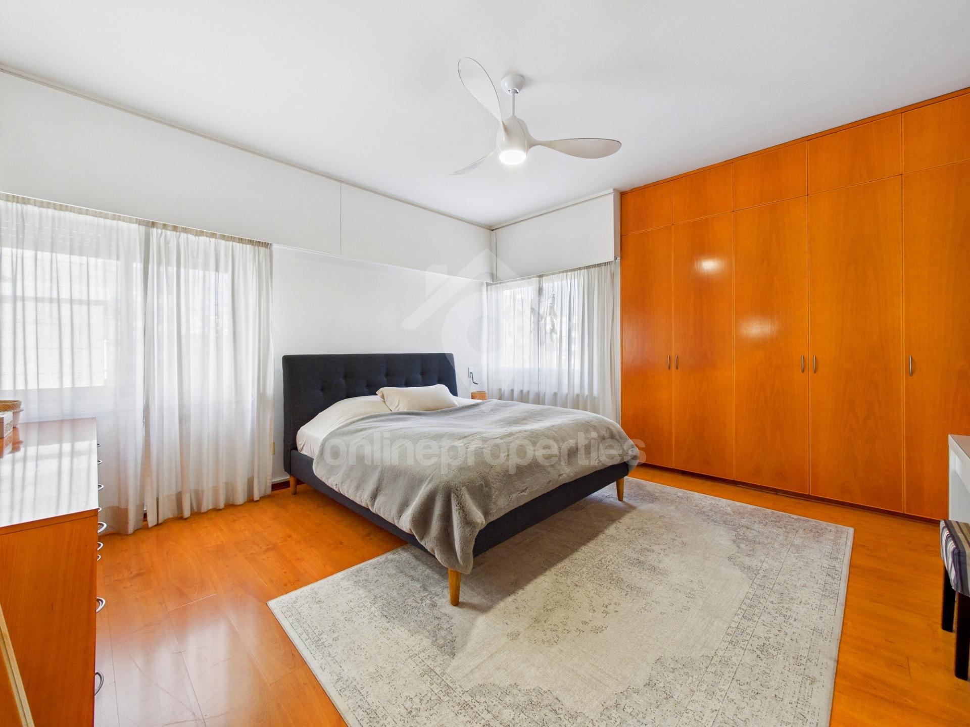 To change image, hover mouse over thumbnails below