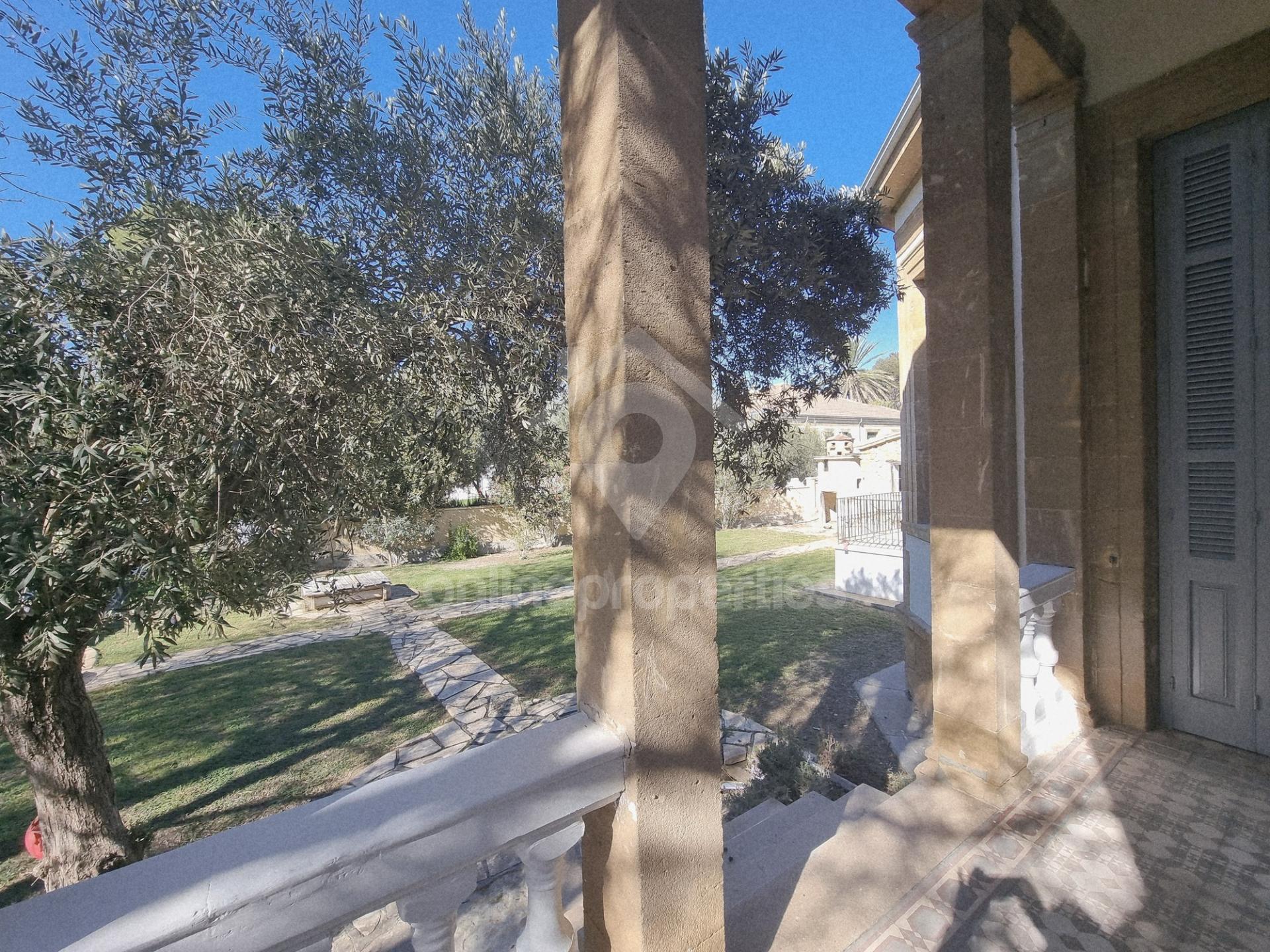 To change image, hover mouse over thumbnails below