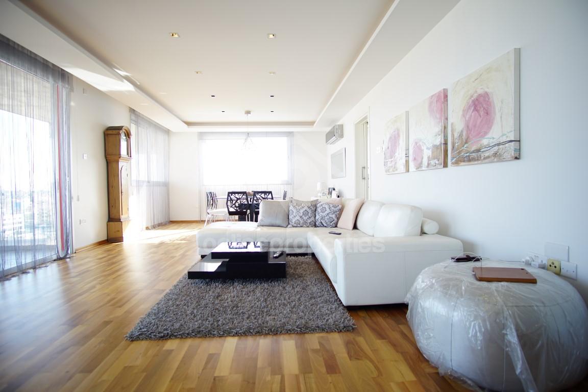 To change image, hover mouse over thumbnails below