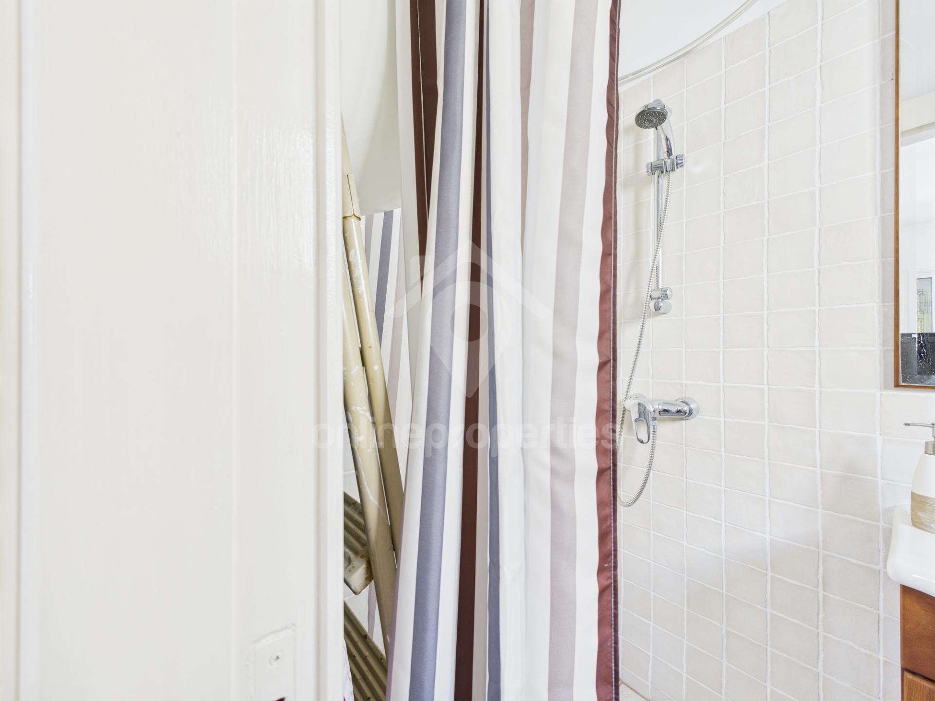 To change image, hover mouse over thumbnails below