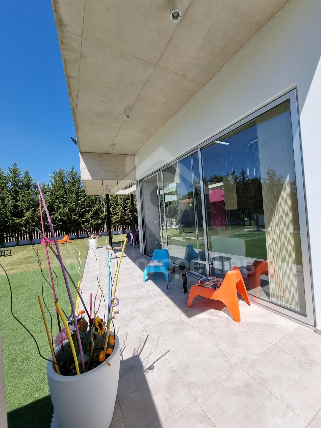 To change image, hover mouse over thumbnails below