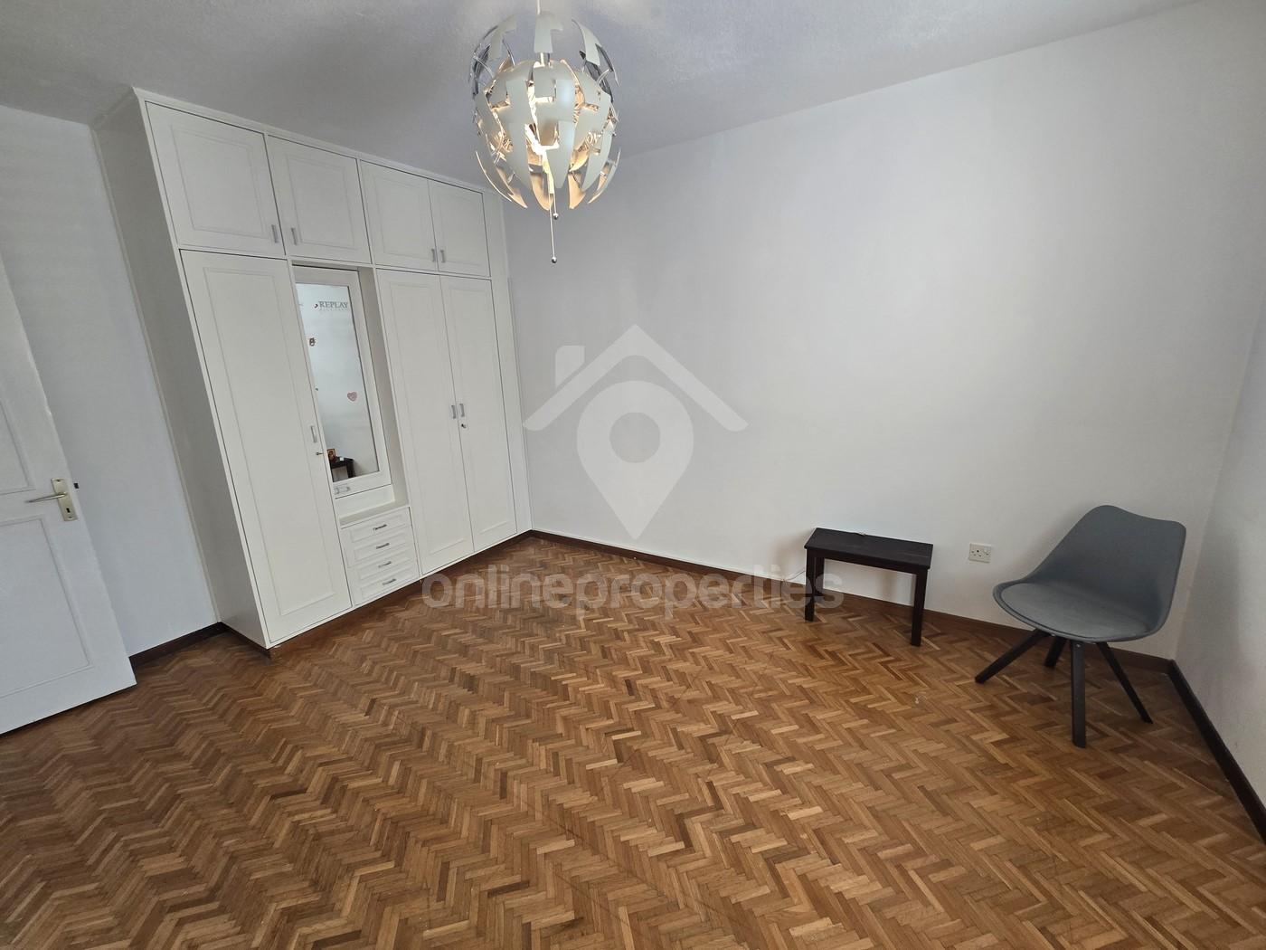 To change image, hover mouse over thumbnails below