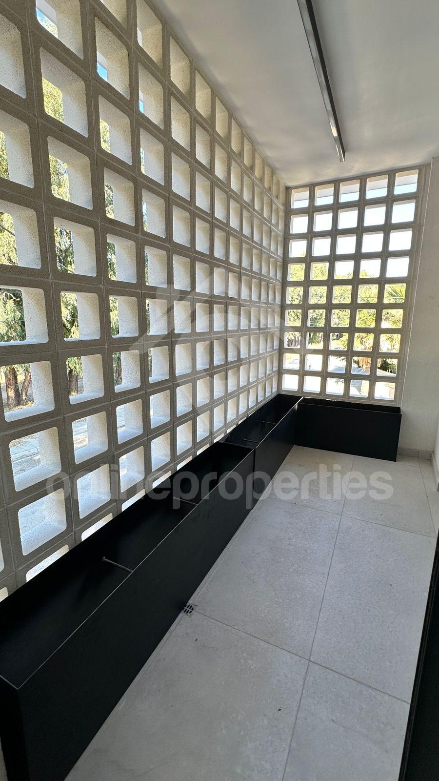 To change image, hover mouse over thumbnails below