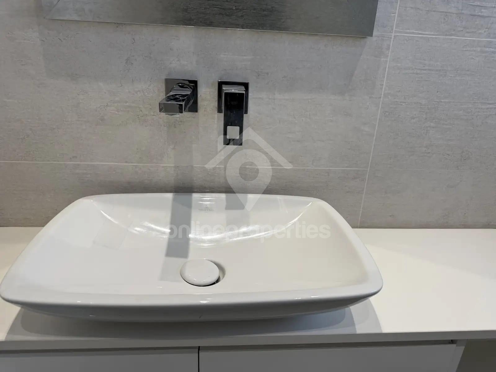 To change image, hover mouse over thumbnails below