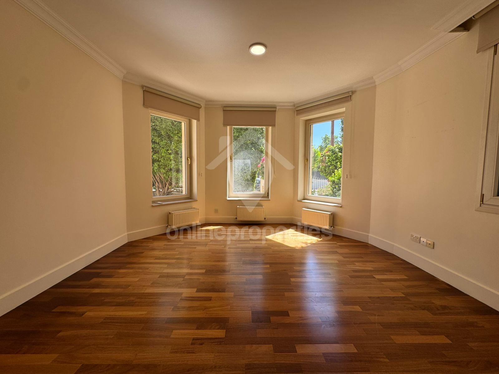 To change image, hover mouse over thumbnails below