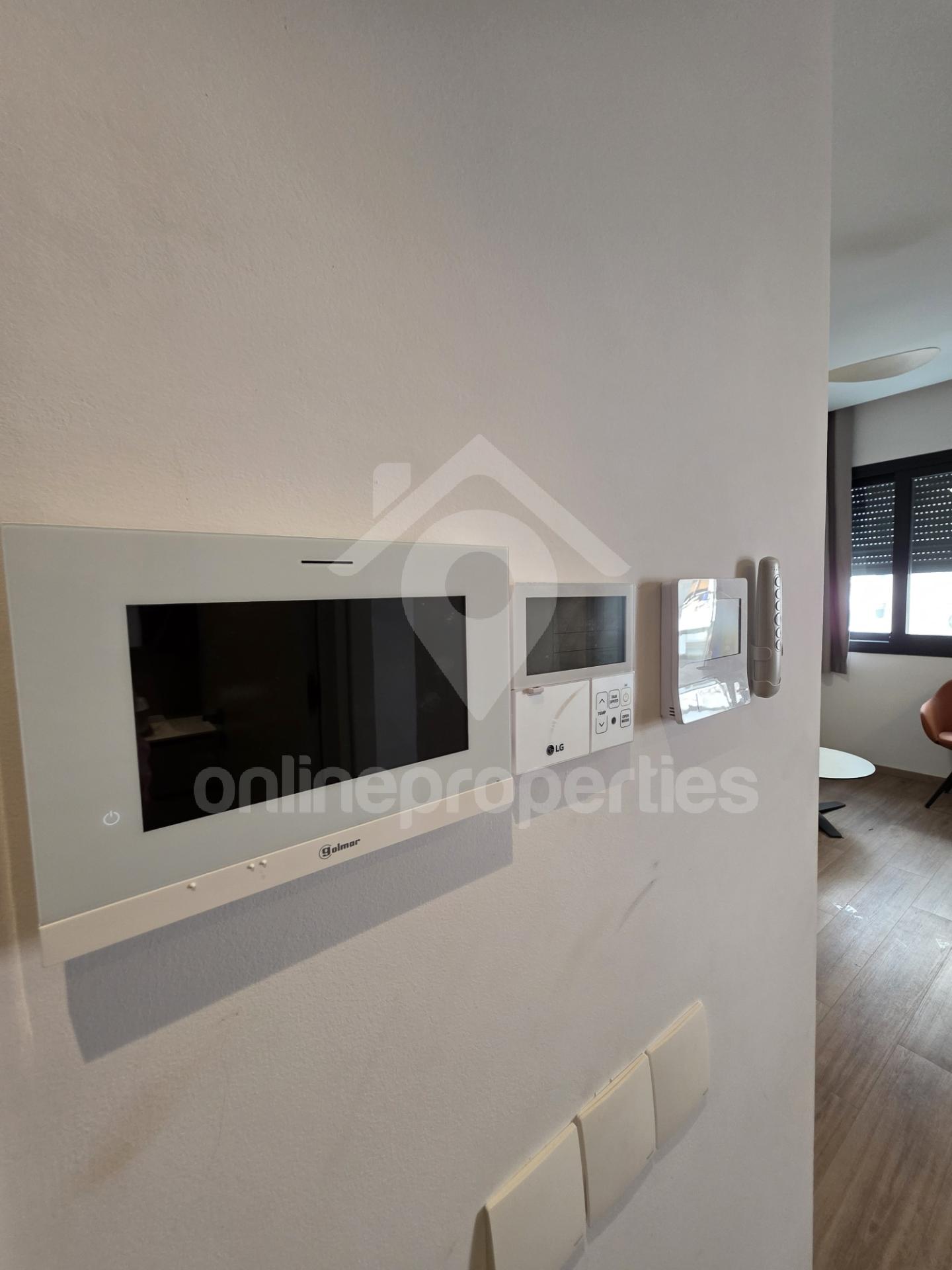 To change image, hover mouse over thumbnails below