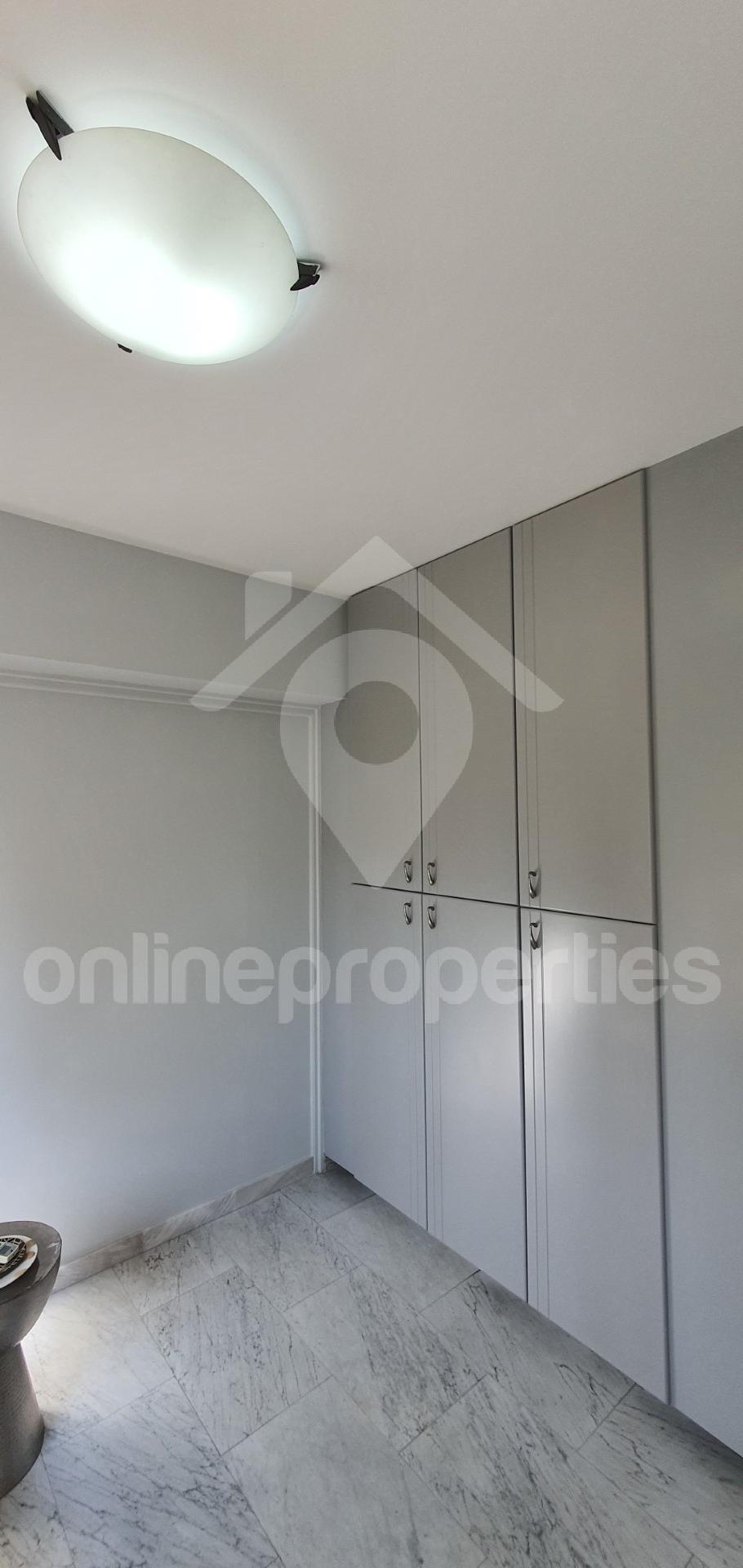 To change image, hover mouse over thumbnails below