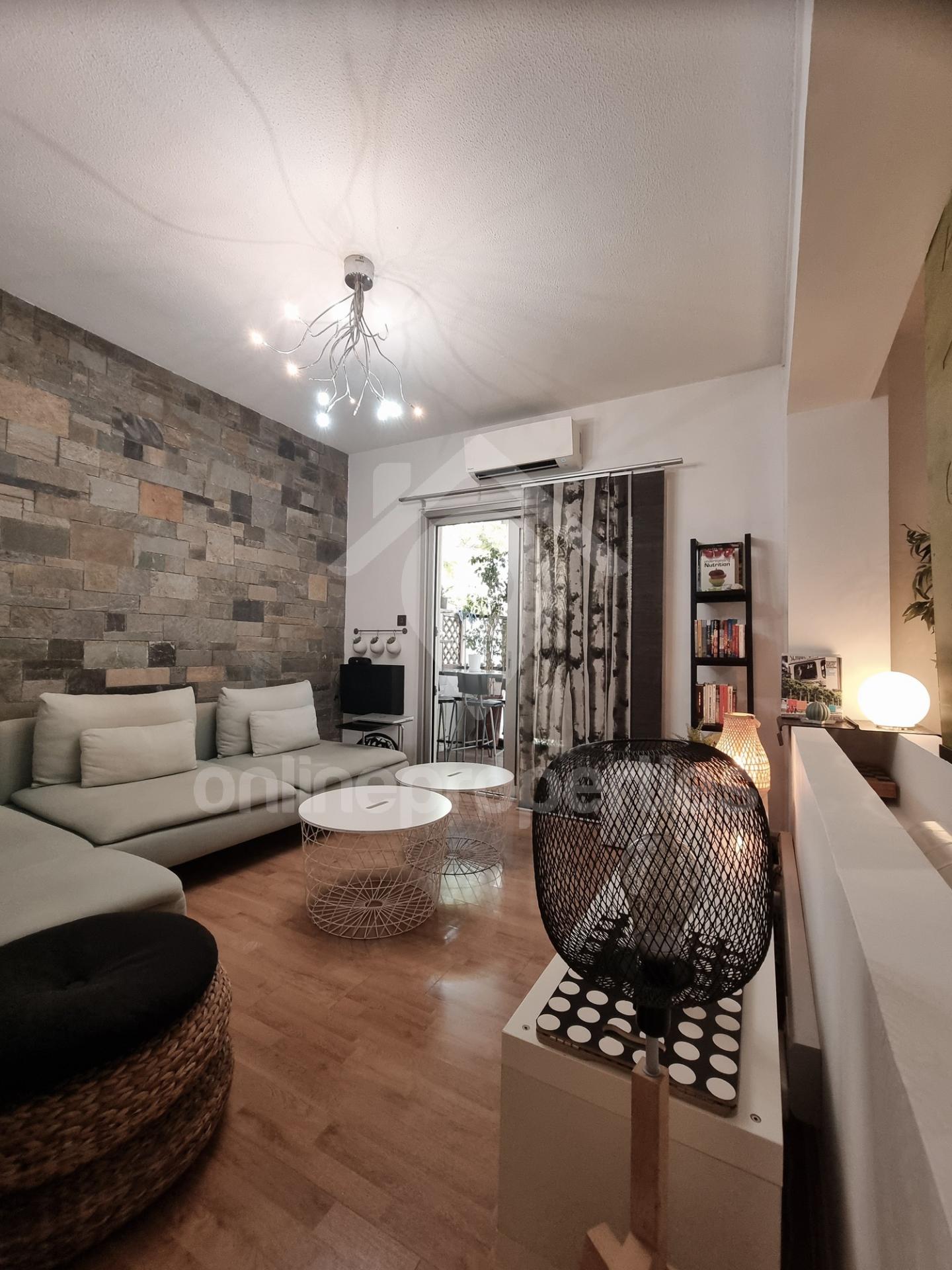 To change image, hover mouse over thumbnails below