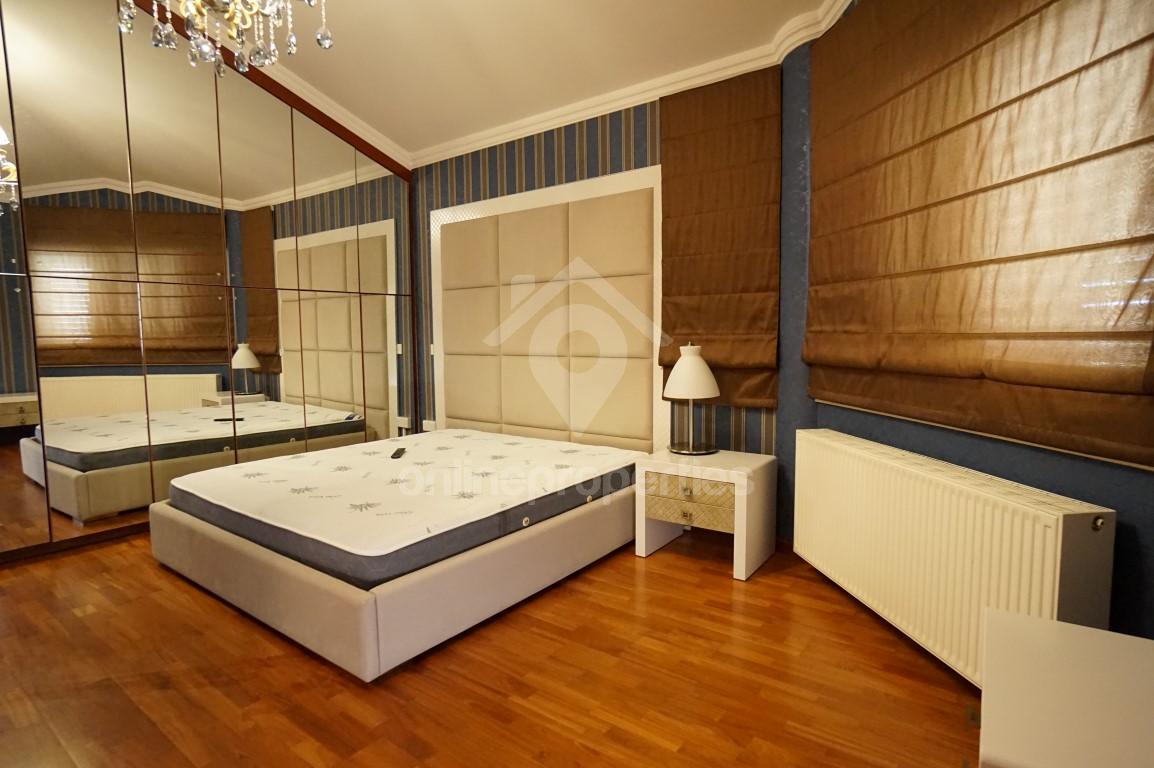 To change image, hover mouse over thumbnails below