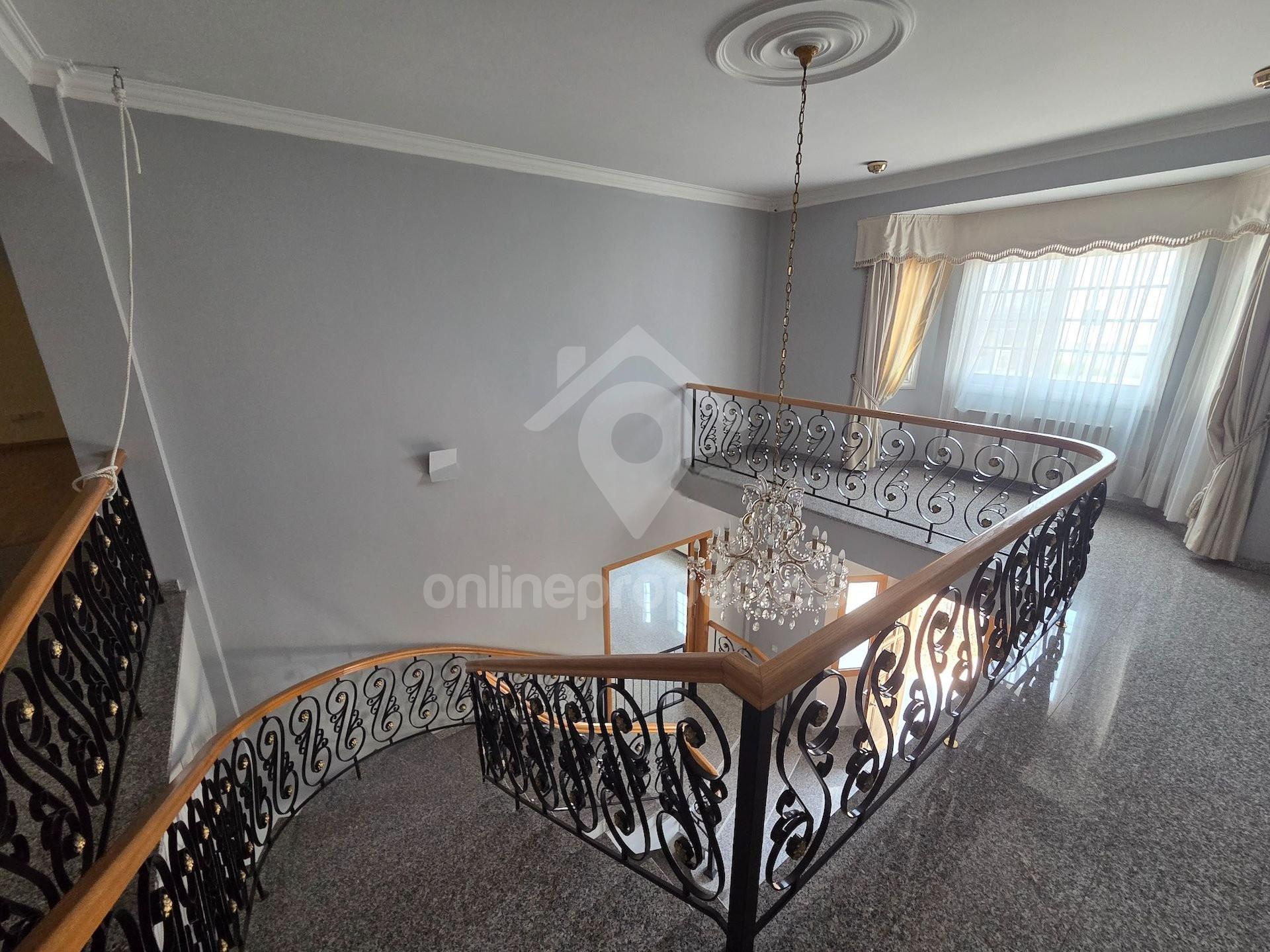 To change image, hover mouse over thumbnails below