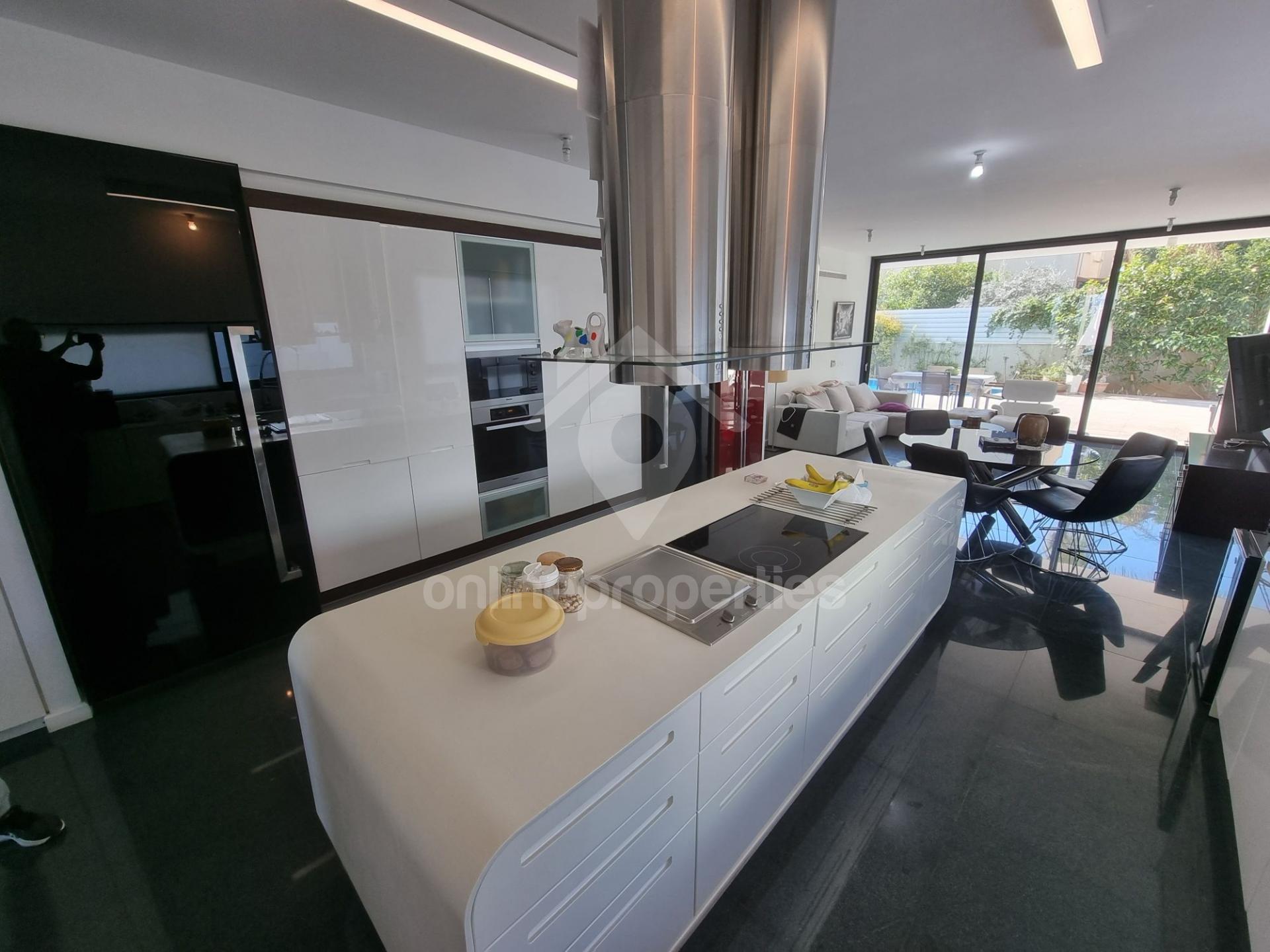 To change image, hover mouse over thumbnails below