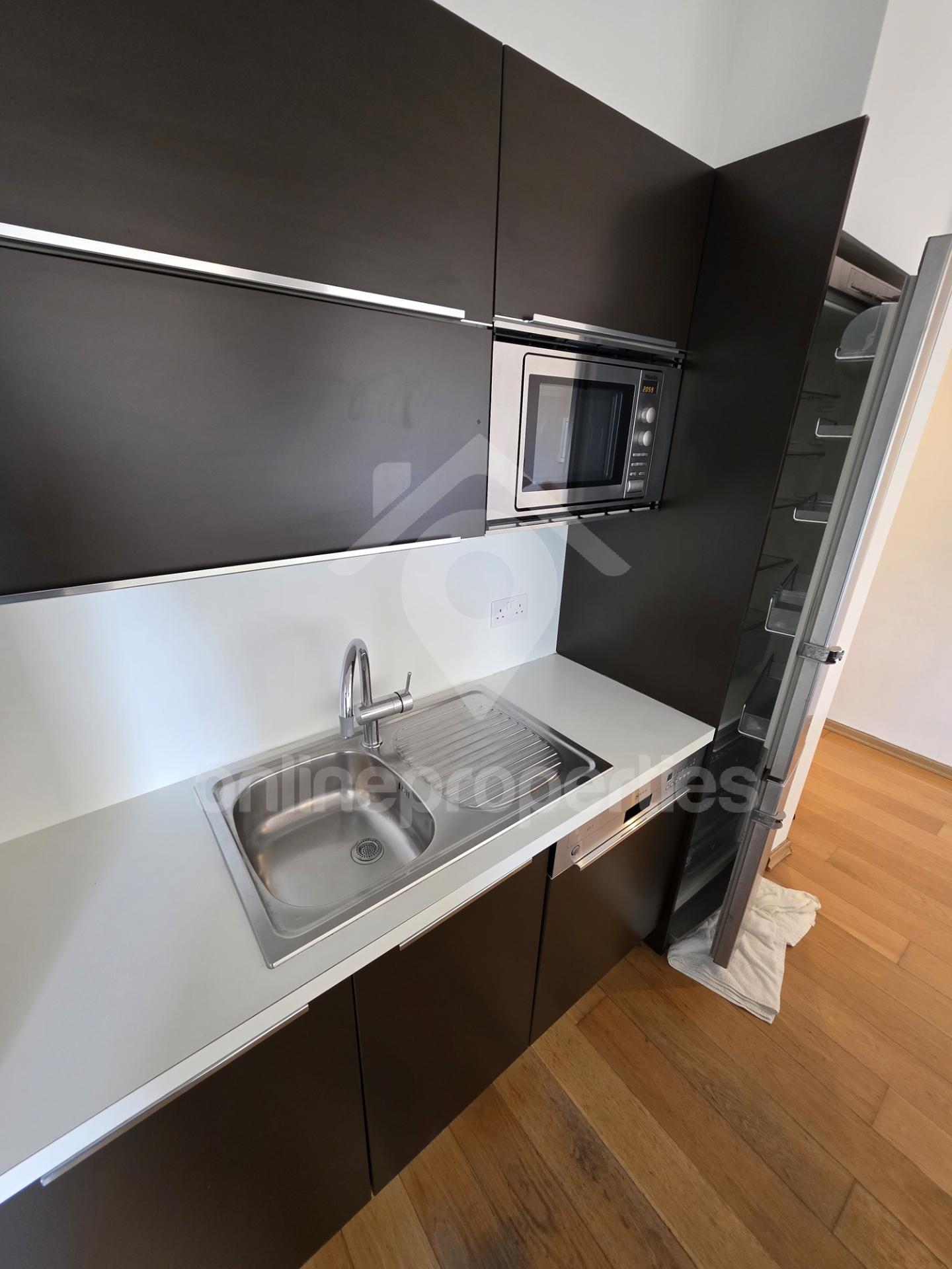 To change image, hover mouse over thumbnails below