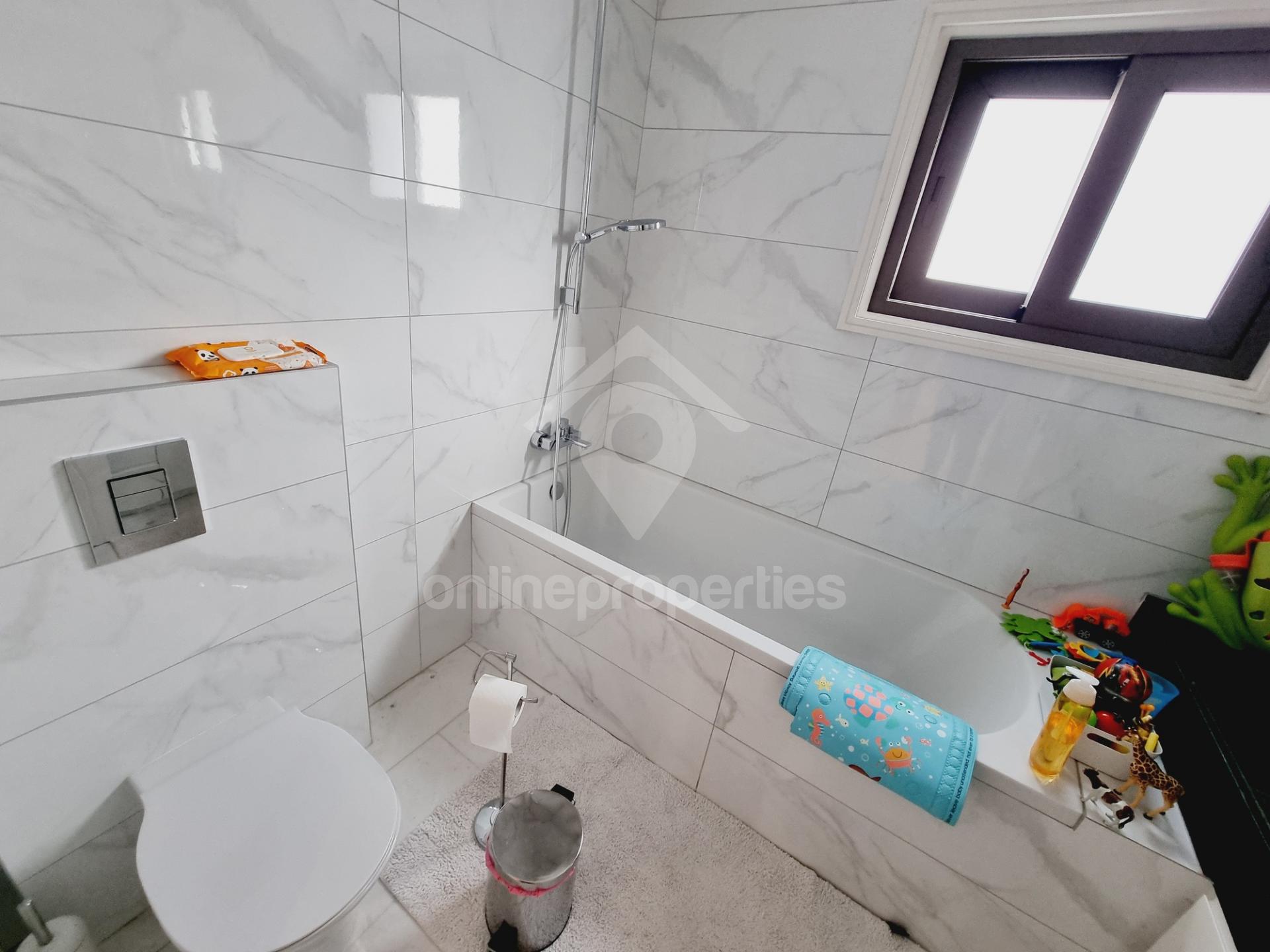 To change image, hover mouse over thumbnails below