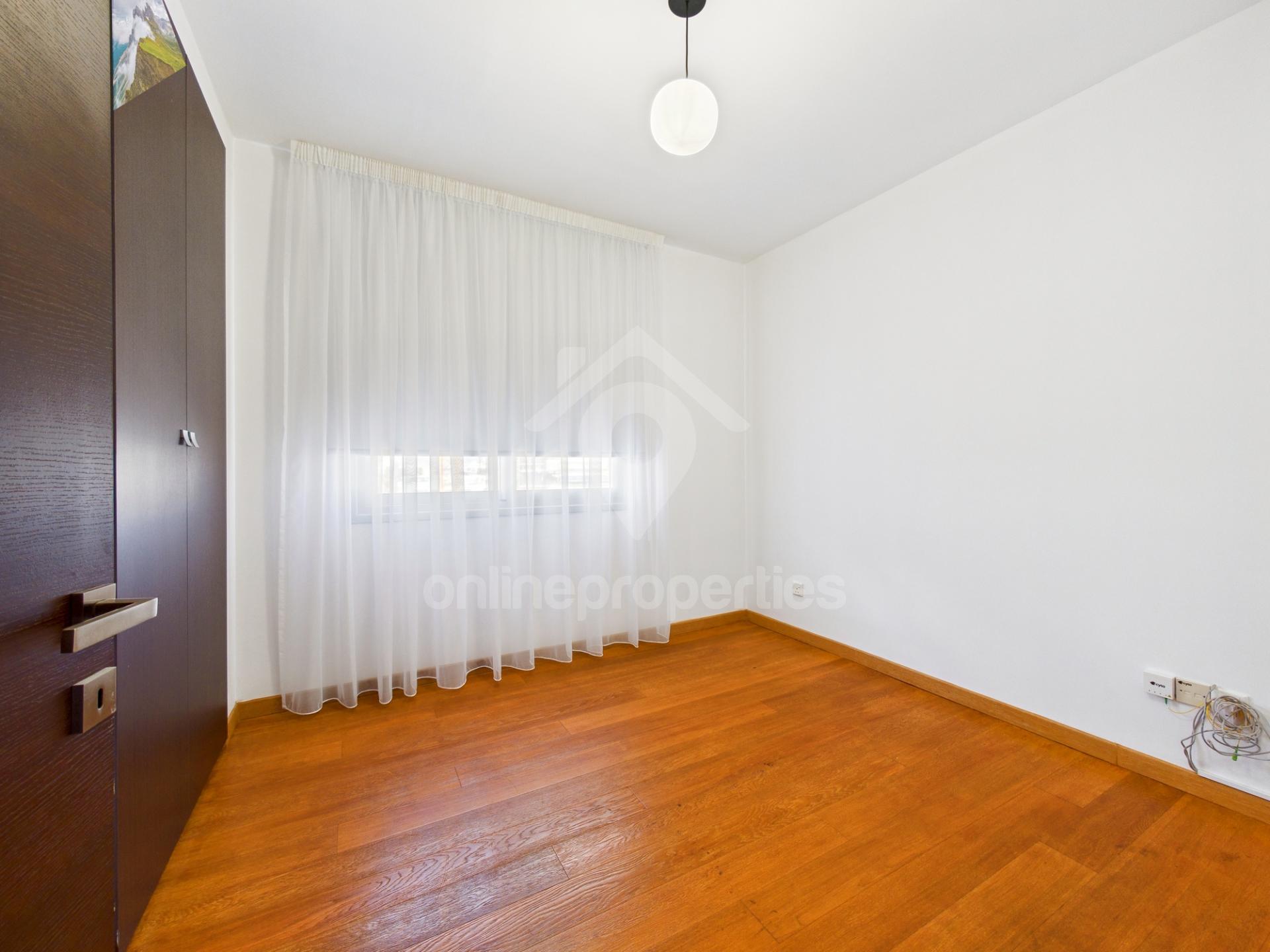 To change image, hover mouse over thumbnails below