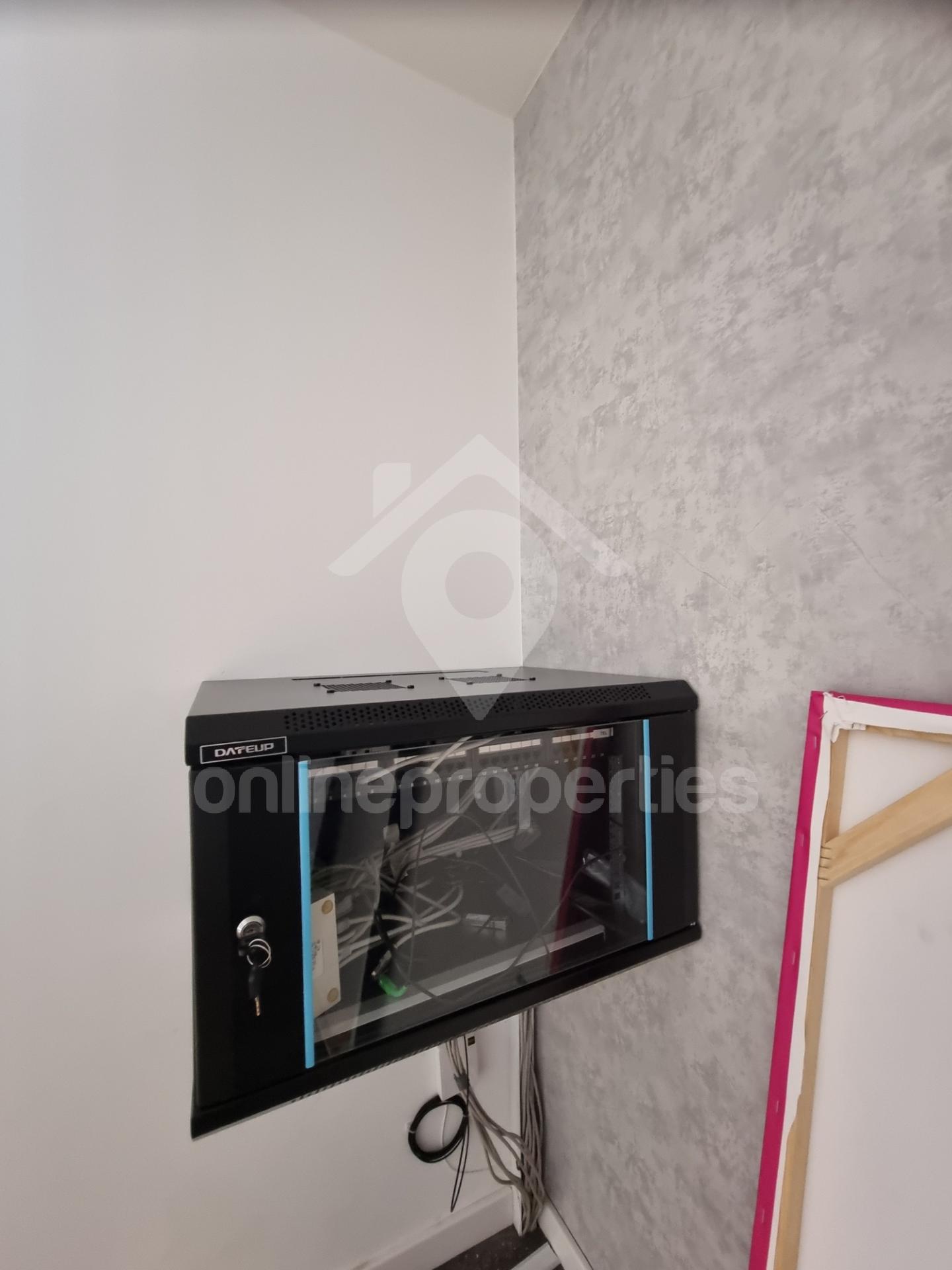 To change image, hover mouse over thumbnails below