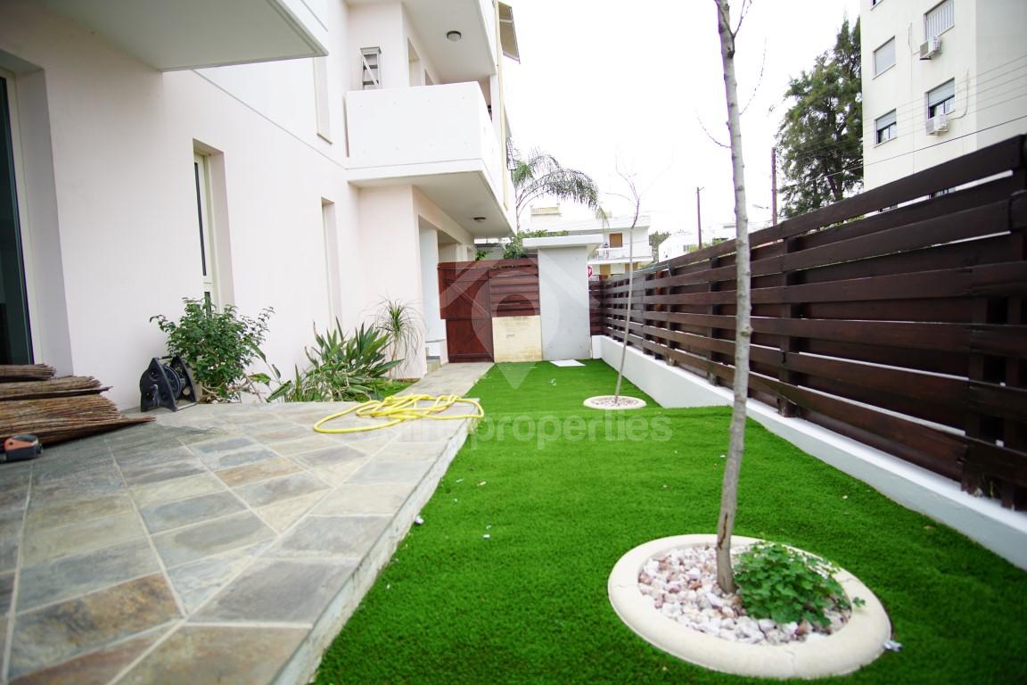 To change image, hover mouse over thumbnails below