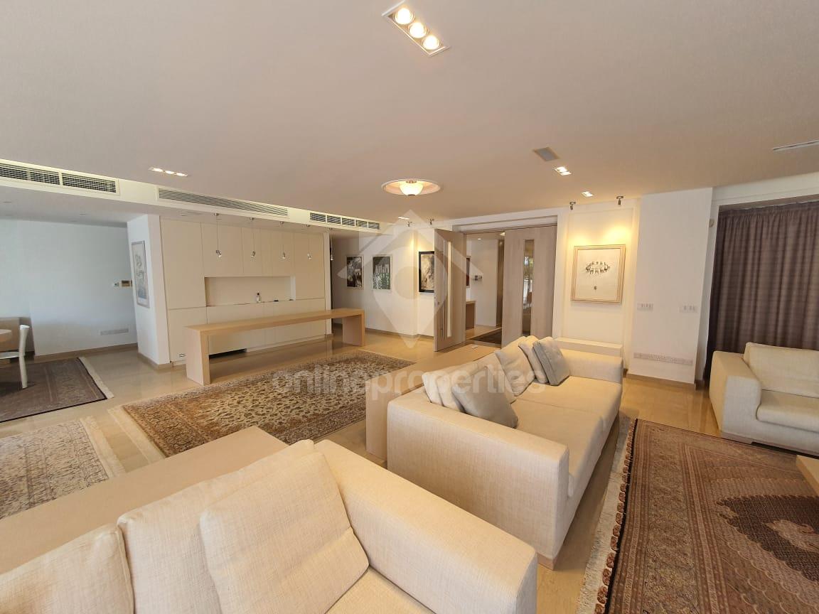 To change image, hover mouse over thumbnails below