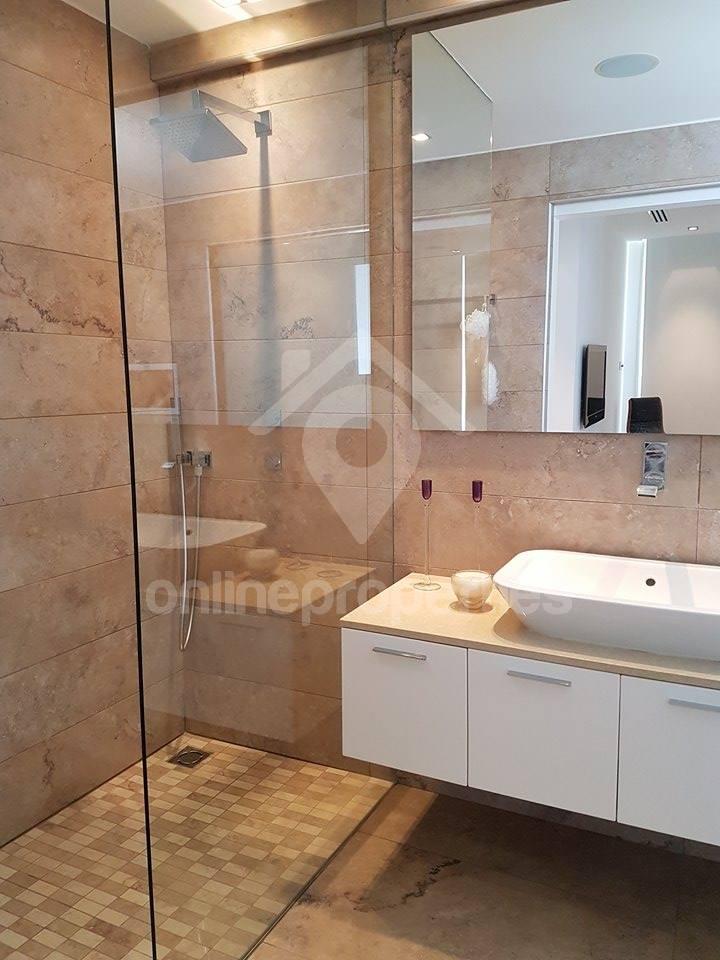 To change image, hover mouse over thumbnails below