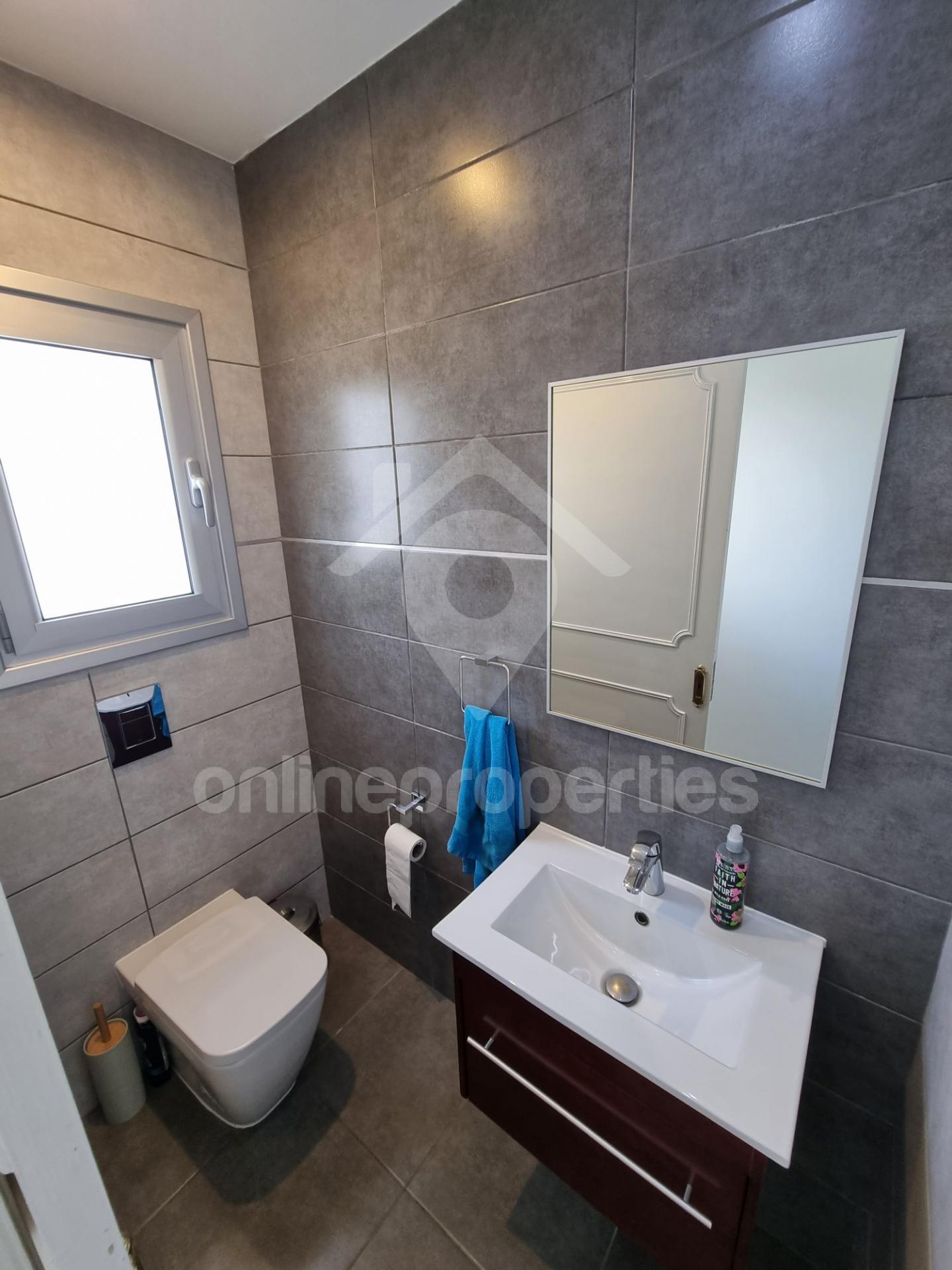 To change image, hover mouse over thumbnails below