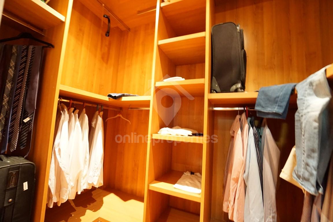 To change image, hover mouse over thumbnails below