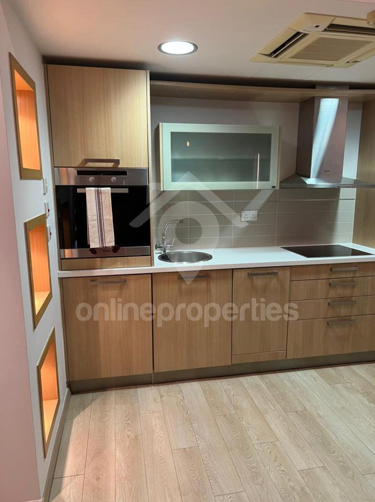 To change image, hover mouse over thumbnails below