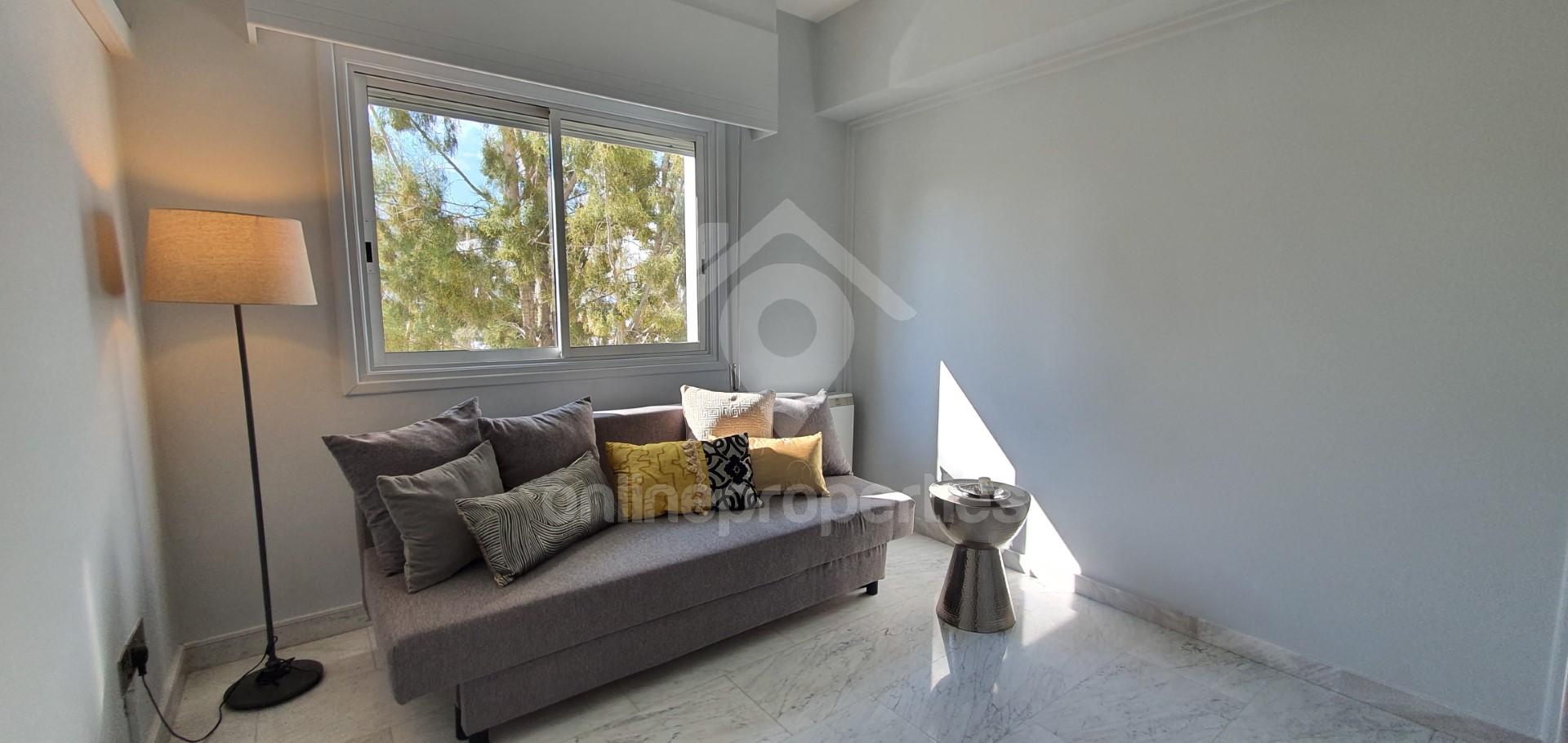 To change image, hover mouse over thumbnails below